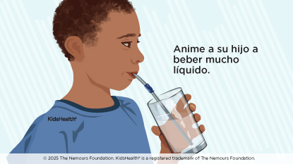 Un niño que está bebiendo de un vaso. Aliente a su hijo a beber una cantidad abundante de líquido.
